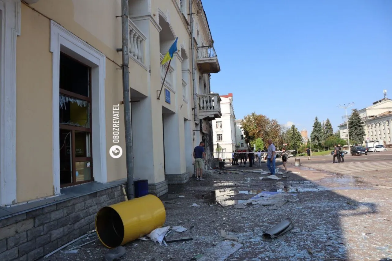 Что сейчас происходит в Чернигове на месте попадания ракеты РФ: эксклюзивные фото и видео 