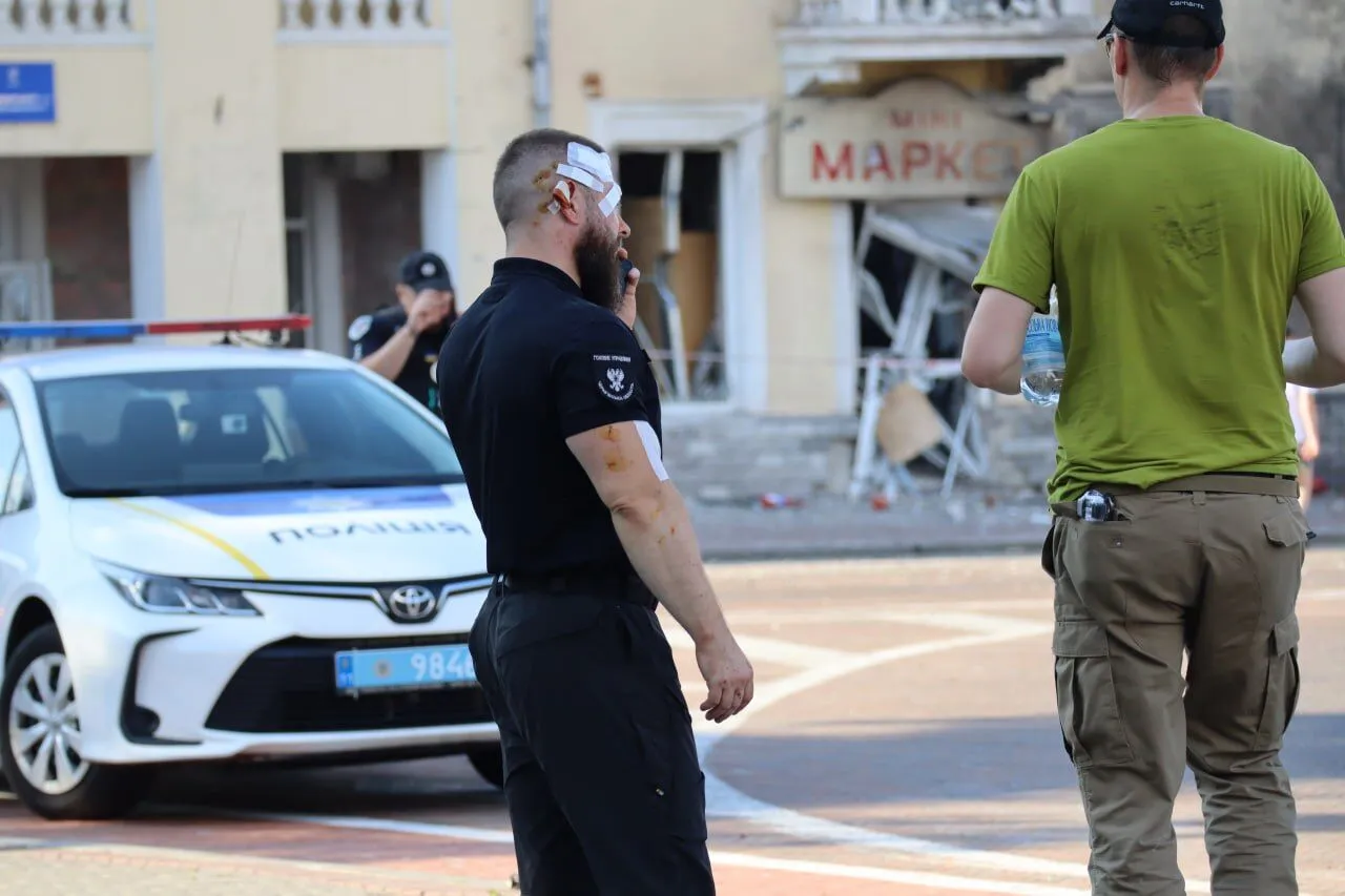 Удар по Чернигову: в полиции показали одного из героев, спасавших людей