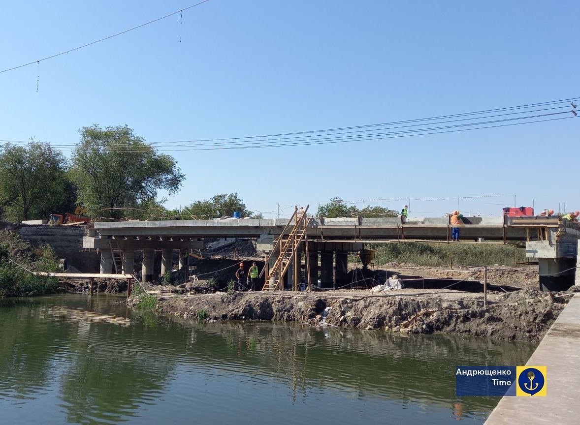 "Продолжение экоцида": оккупанты превращают реку Кальчик в Мариуполе в болото. Фото