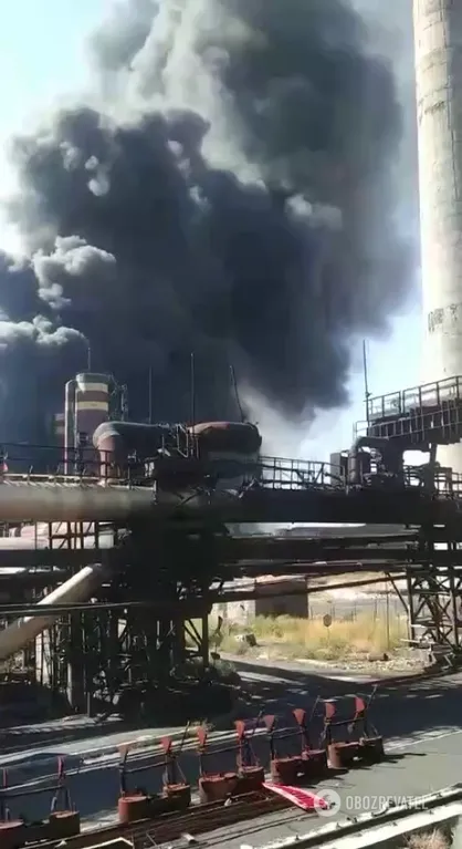 Дым над территорией завода в Авдеевке