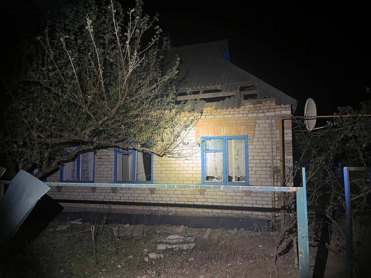 Россияне ночью обстреляли Никополь: поврежден детсад, есть раненный. Фото