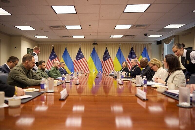 Обсудили поставки средств дальнего поражения: Зеленский в Пентагоне встретился с министром обороны США Остином. Фото