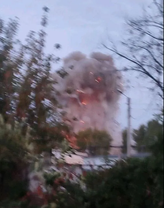 В Крыму раздались мощные взрывы: в Севастополе вспыхнул пожар. Фото и видео