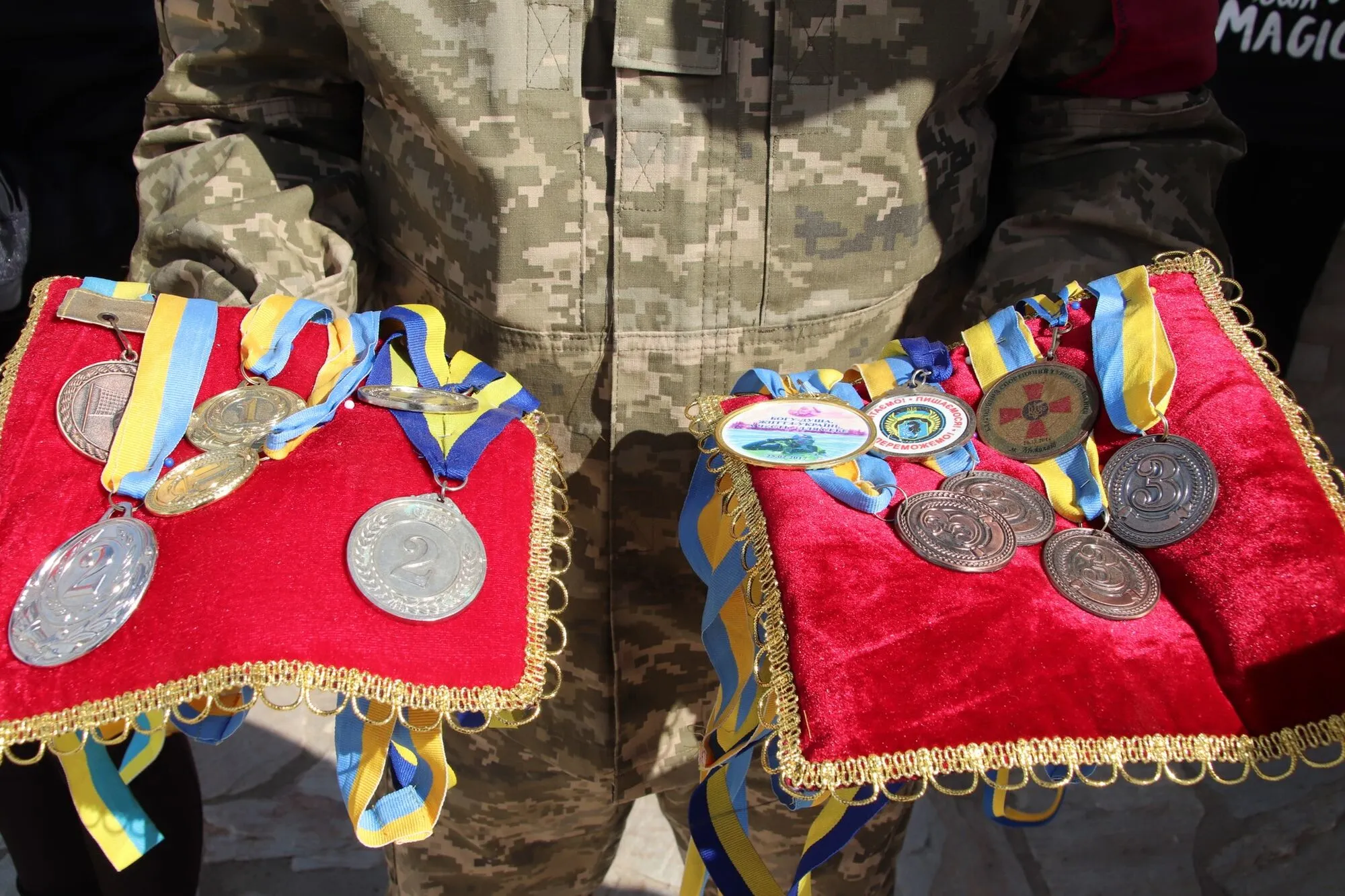 Медали Героя, который отдал за Украину жизнь