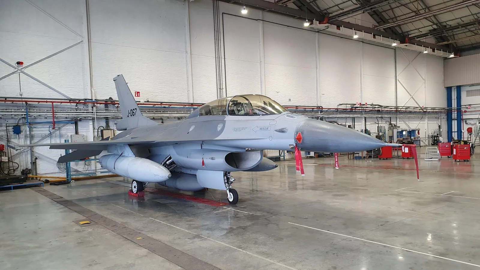 Нидерланды отправили первые пять F-16 в Румынию для обучения украинских пилотов