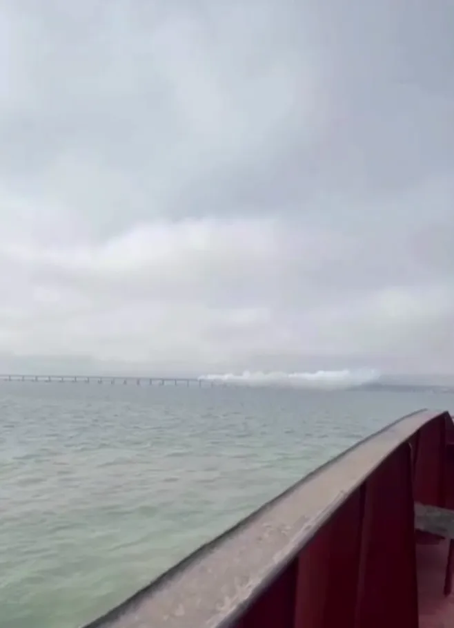Над Крымским мостом поднялся густой дым, оккупанты паникуют из-за "атаки". Фото и видео