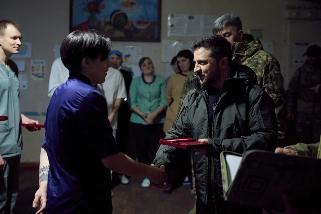 "Здесь выбаривается жизнь": Зеленский посетил позиции ВСУ в Авдеевке. Видео