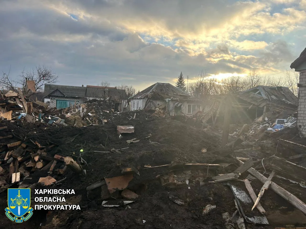 В Харьковской области после обстрелов из-под завалов извлекли тела двух погибших