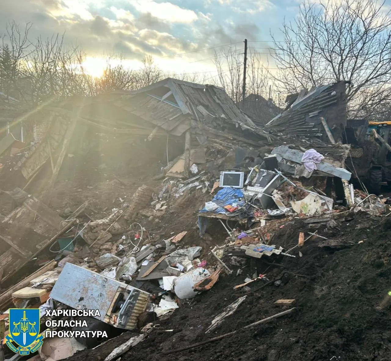 В Харьковской области после обстрелов из-под завалов извлекли тела двух погибших