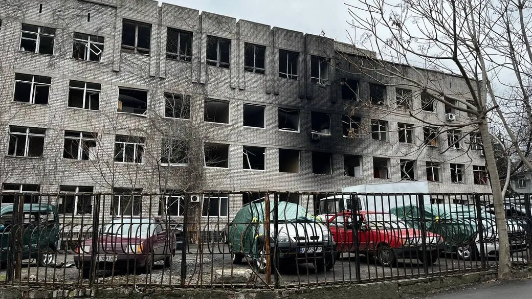 Появились фото общежития в Днепре, в которое в ночь на 7 января влетел вражеский дрон