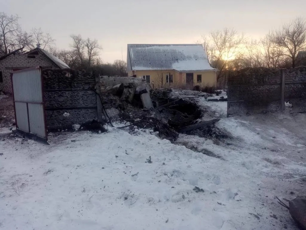 На Полтавщине российская ракета упала в частный двор и не разорвалась: ее изъяли. Фото