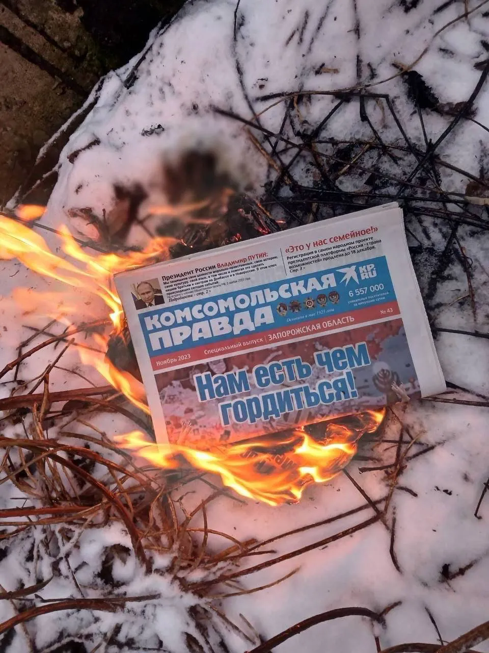 Российская "гордость" пылает в огне: "Желтая лента" показала, как в оккупированном Мелитополе борются с путинской пропагандой. Фото