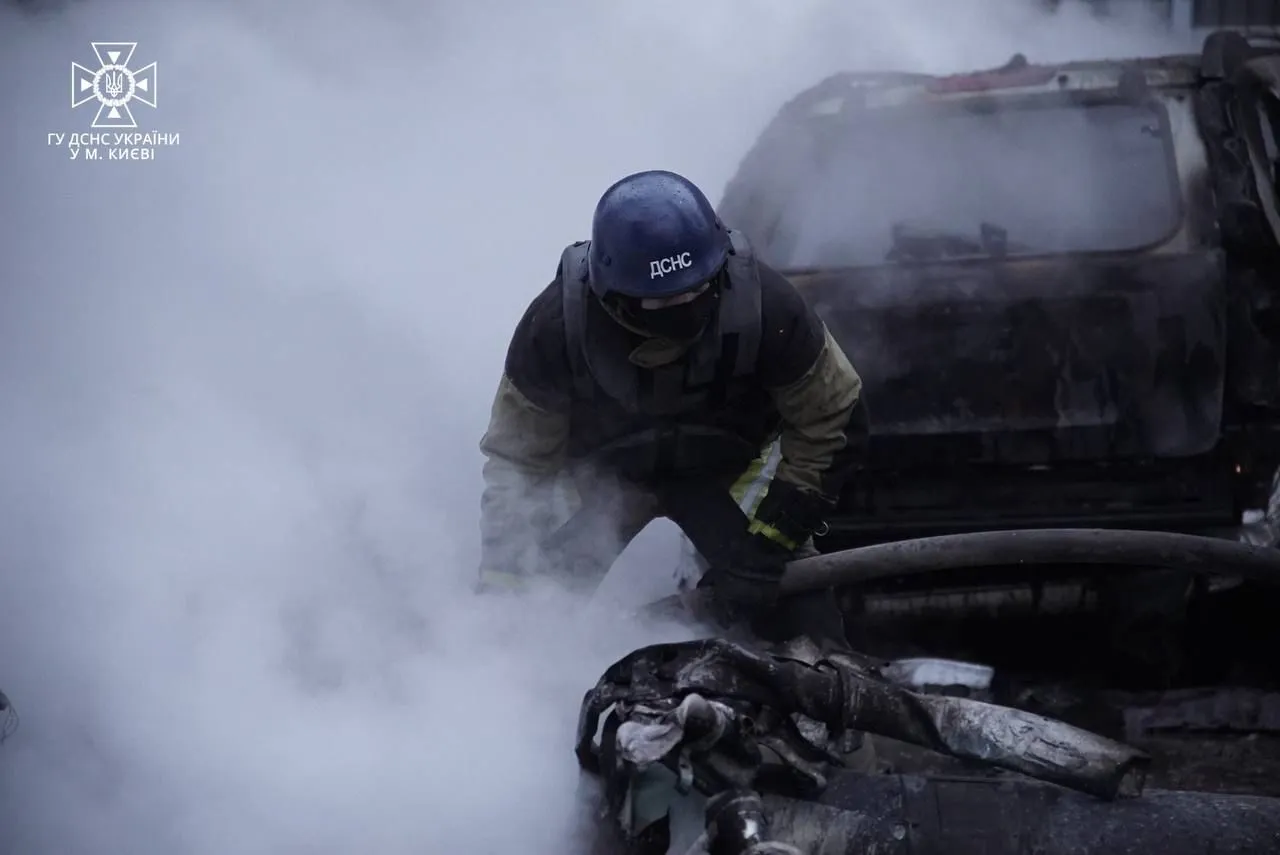 Работа пожарных в Киеве после ракетной атаки 23 января