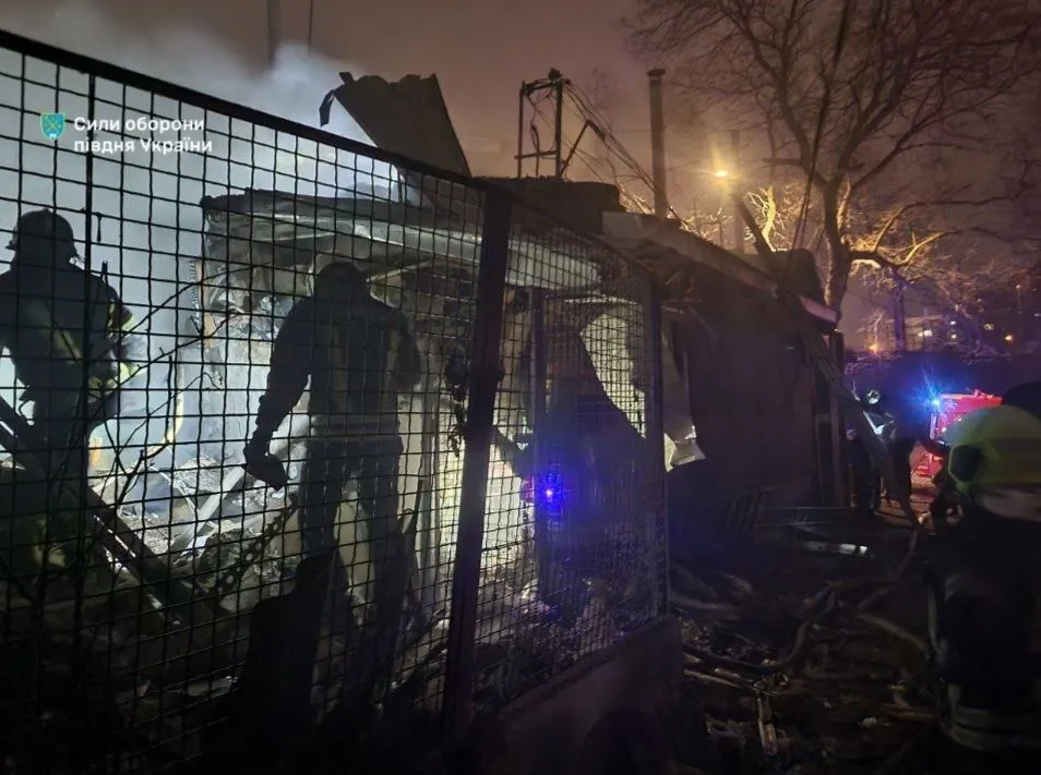Вспыхнул пожар, есть жертва и раненые: в ВСУ рассказали детали атаки РФ на юг Украины. Фото