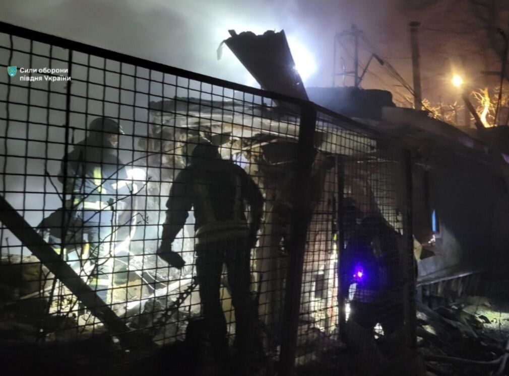 Вспыхнул пожар, есть жертва и раненые: в ВСУ рассказали детали атаки РФ на юг Украины. Фото