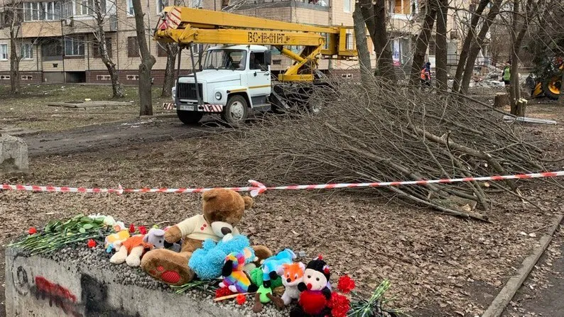 "За что?" Дочь погибшей в результате удара РФ по Кривому Рогу женщины принесла цветы на место трагедии. Видео