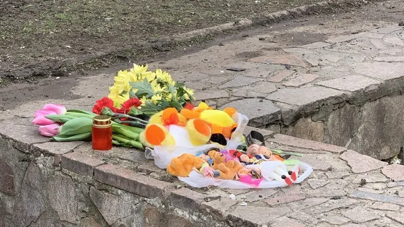 "За что?" Дочь погибшей в результате удара РФ по Кривому Рогу женщины принесла цветы на место трагедии. Видео