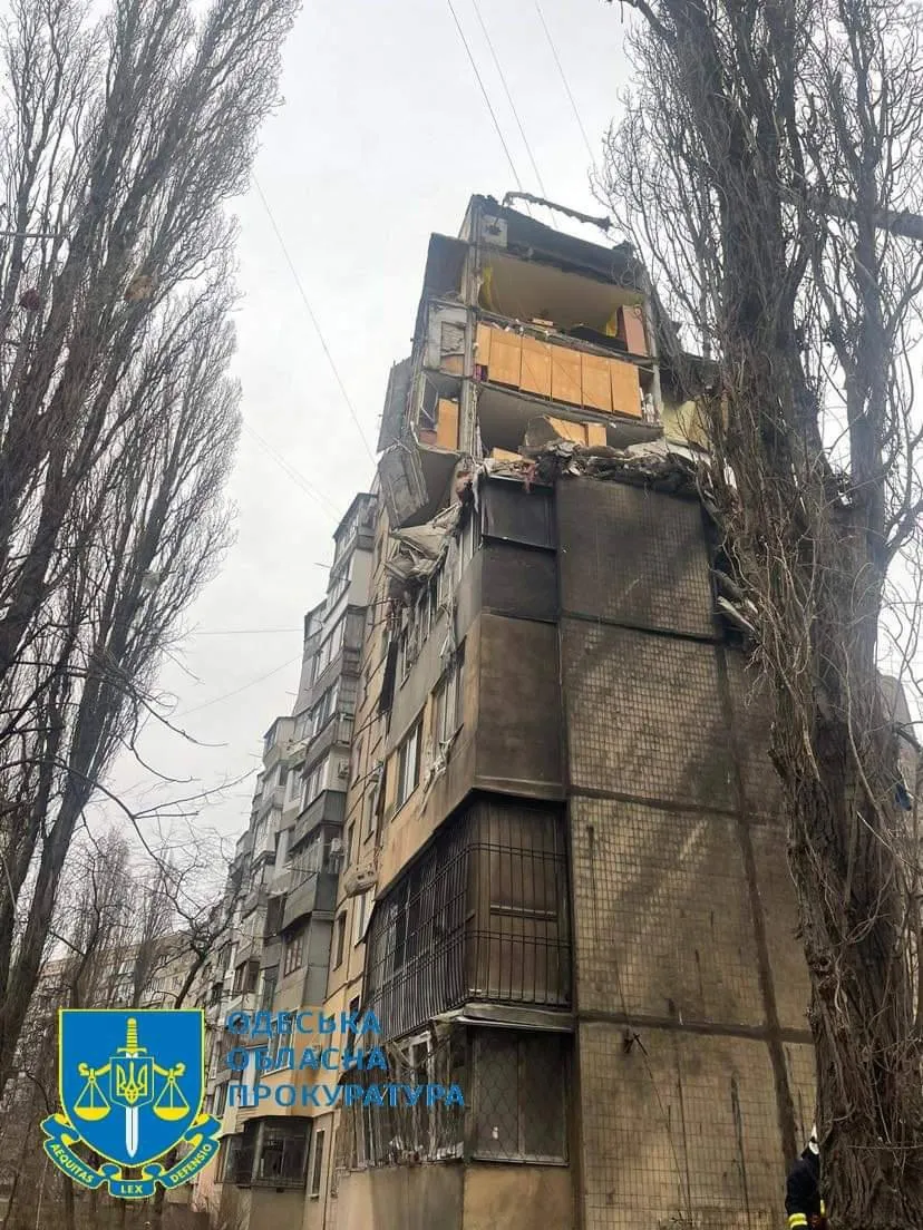 Был в подвале во время попадания: в Одессе из-под завалов достали живого мужчину