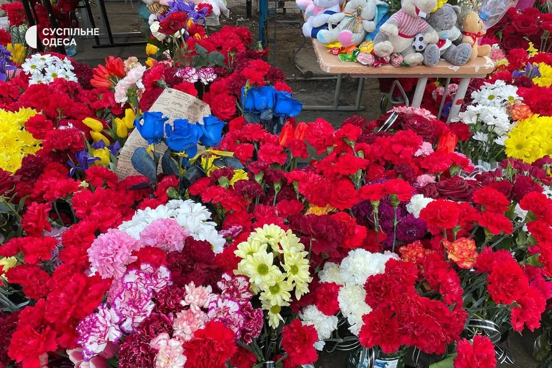 Цветы для жертв российской атаки