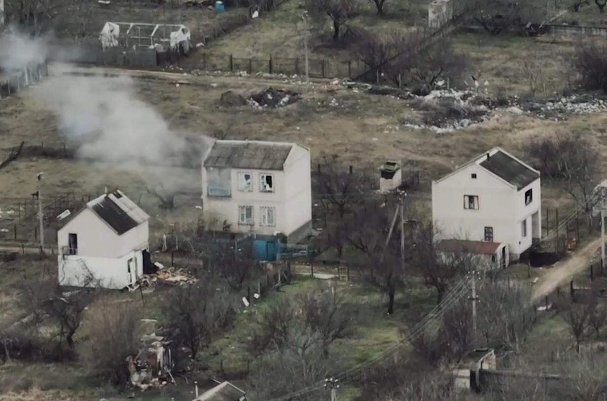 "Хватит курить где попало": защитники Украины показали, как охотятся на оккупантов с помощью дронов. Видео