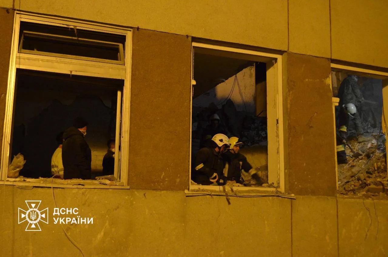 Число погибших в результате удара РФ по Чернигову возросло до 18 человек: аварийно-спасательные работы завершены. Фото