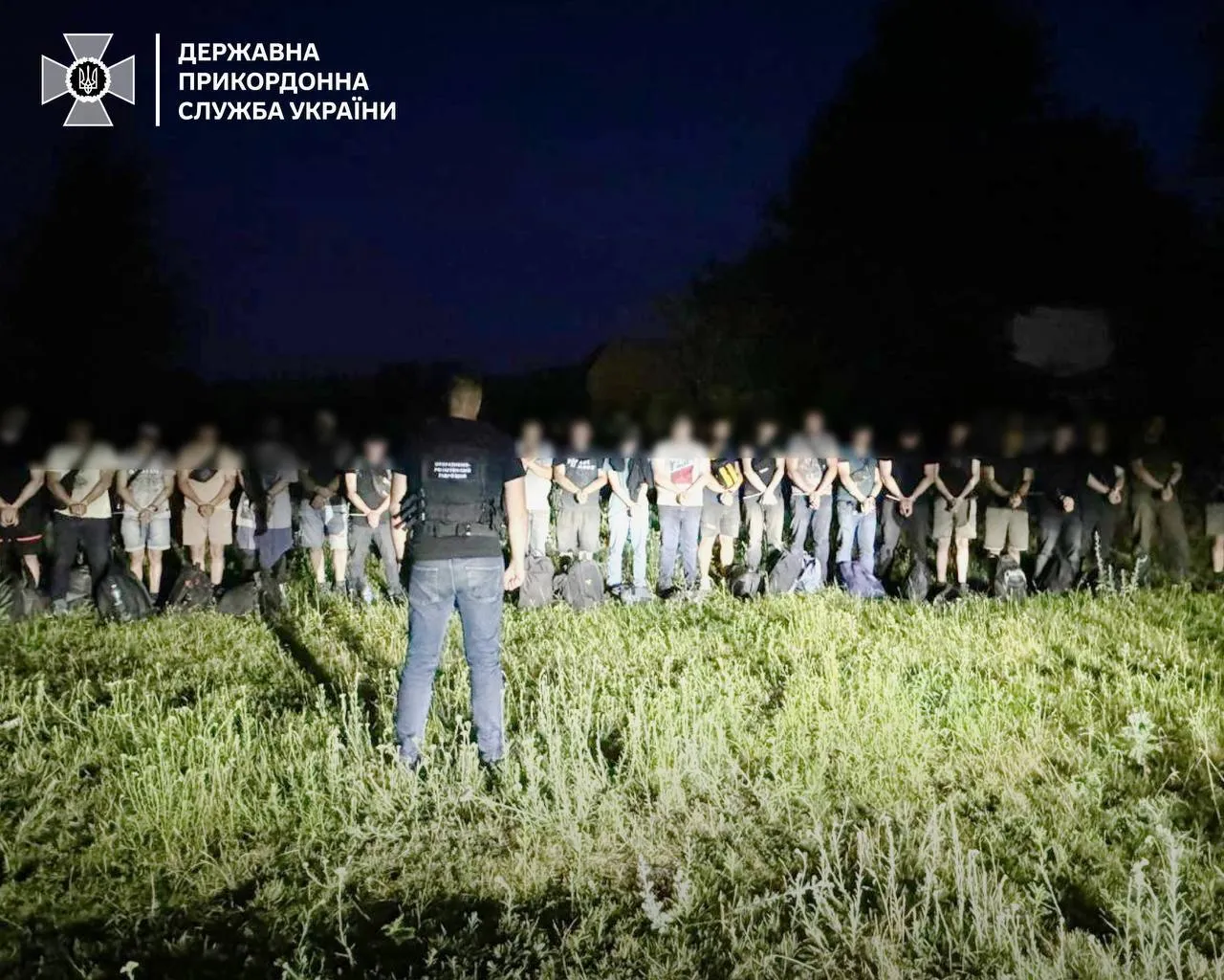 Заплатили почти €300 тыс. за пересечение границы: ГПСУ разоблачила группу "туристов", которые хотели незаконно попасть в Молдову. Фото и видео