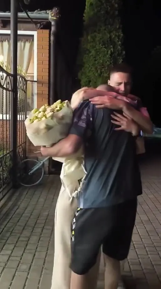 После 27 месяцев плена: защитник Змеиного Владимир Абажер вернулся домой на выпускной сына. Щемящее видео