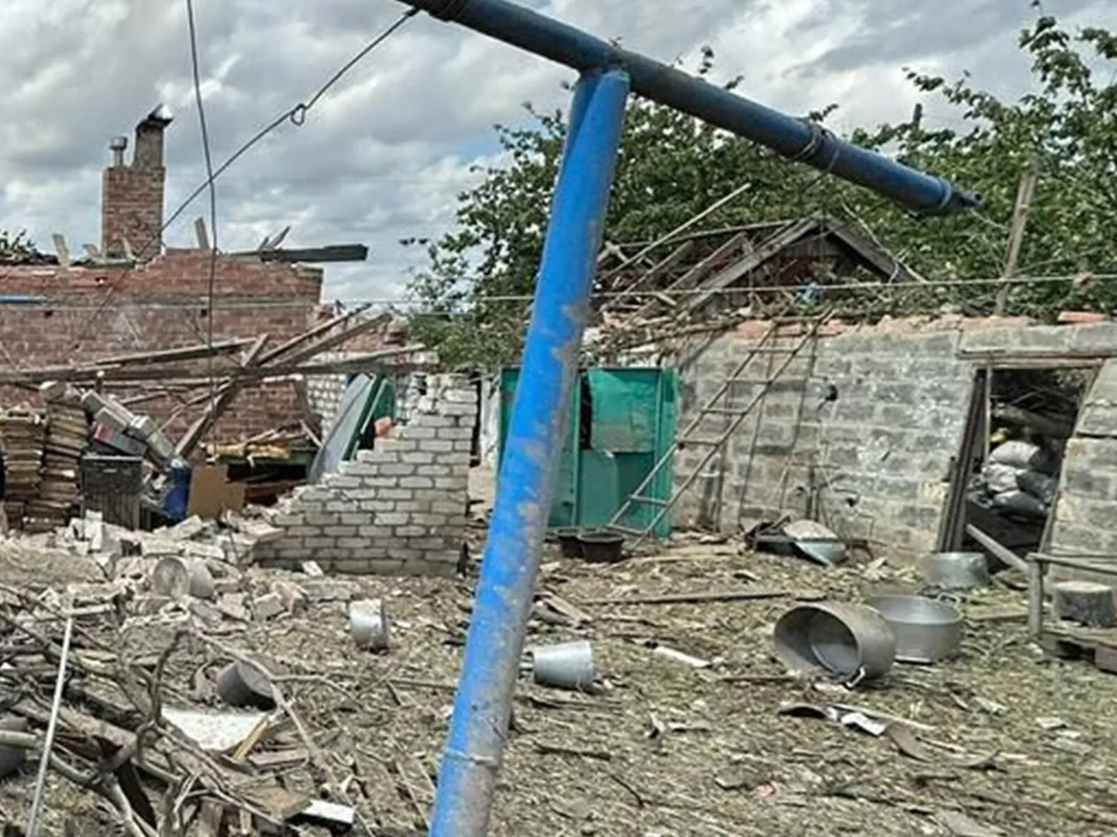 Оккупанты ударили по частному сектору в Донецкой области: ранены пять взрослых и двое детей