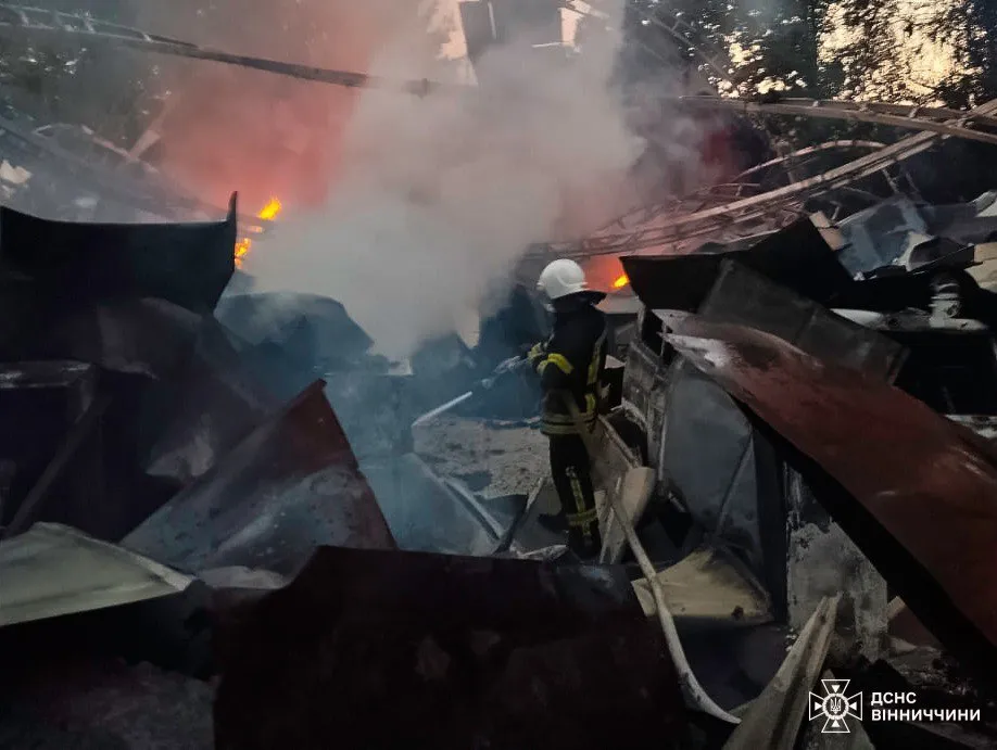 Падение обломков дрона в Винницкой области: в ГСЧС показали фото с последствиями