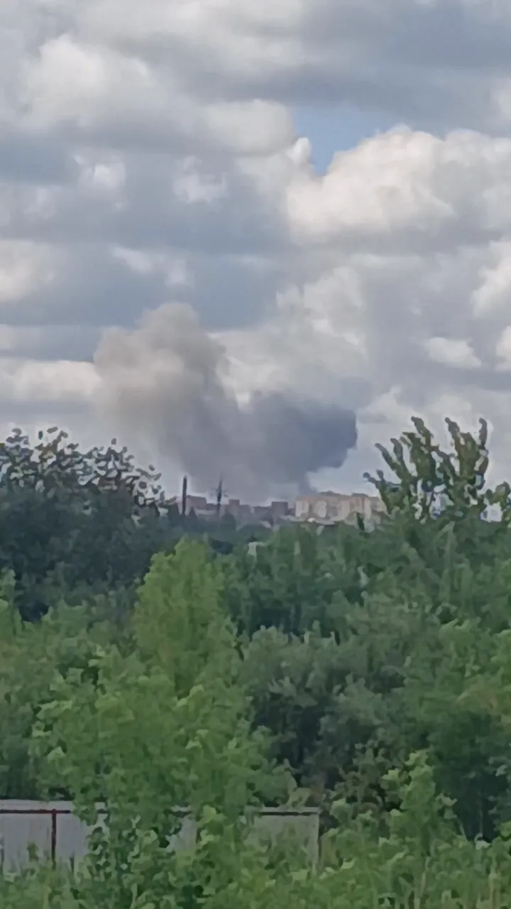 В оккупированном Луганске прогремела серия взрывов, поднялся дым: прилет мог быть по нефтебазе. Фото и видео