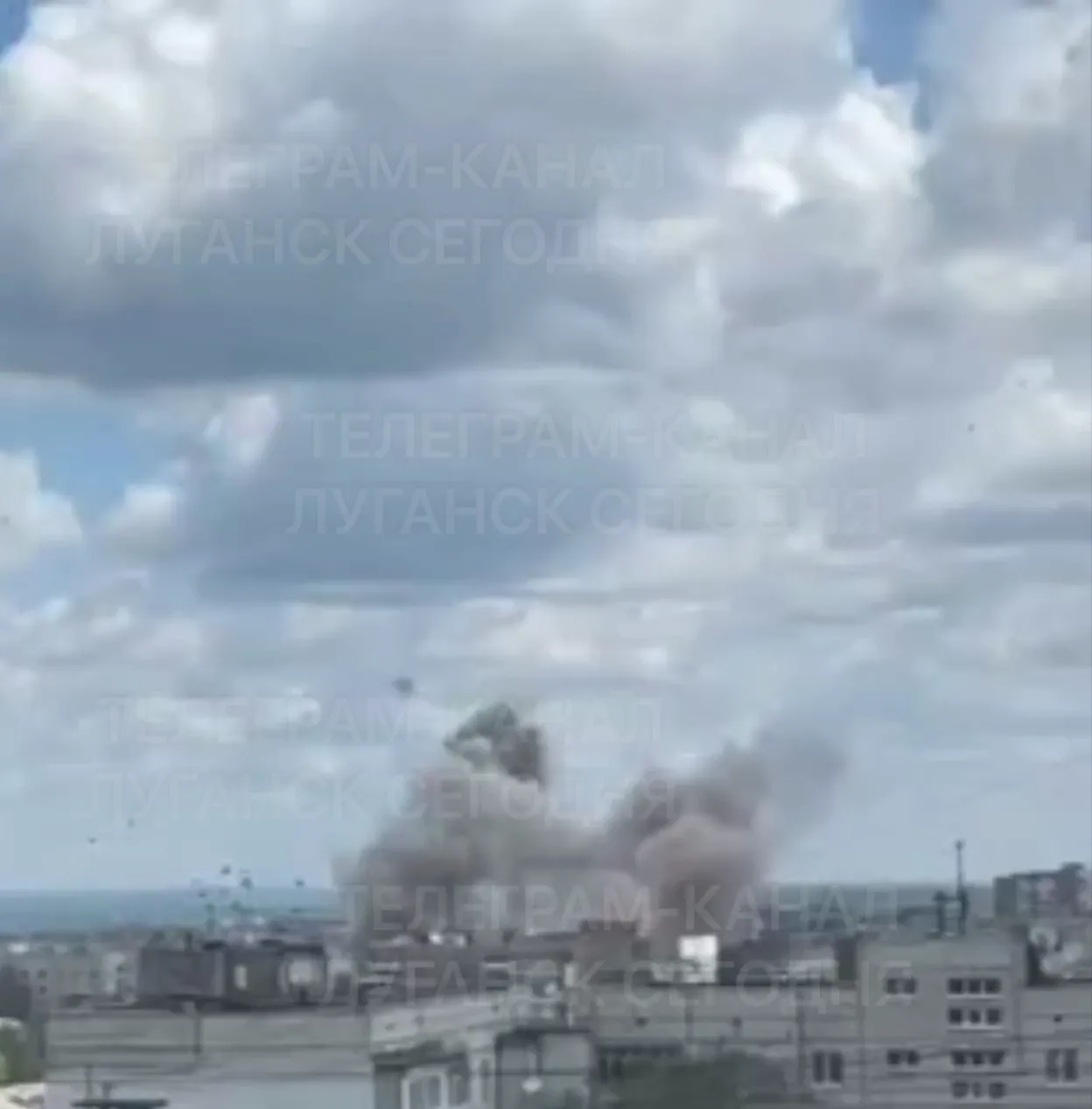 В оккупированном Луганске прогремела серия взрывов, поднялся дым: прилет мог быть по нефтебазе. Фото и видео